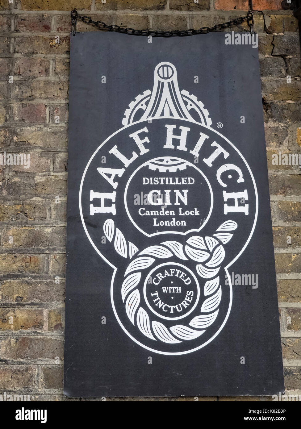 LONDRA, Regno Unito - 12 AGOSTO 2017: Firma per la Micro Distilleria Half Hitch e il Gin Store nel mercato di Camden Foto Stock
