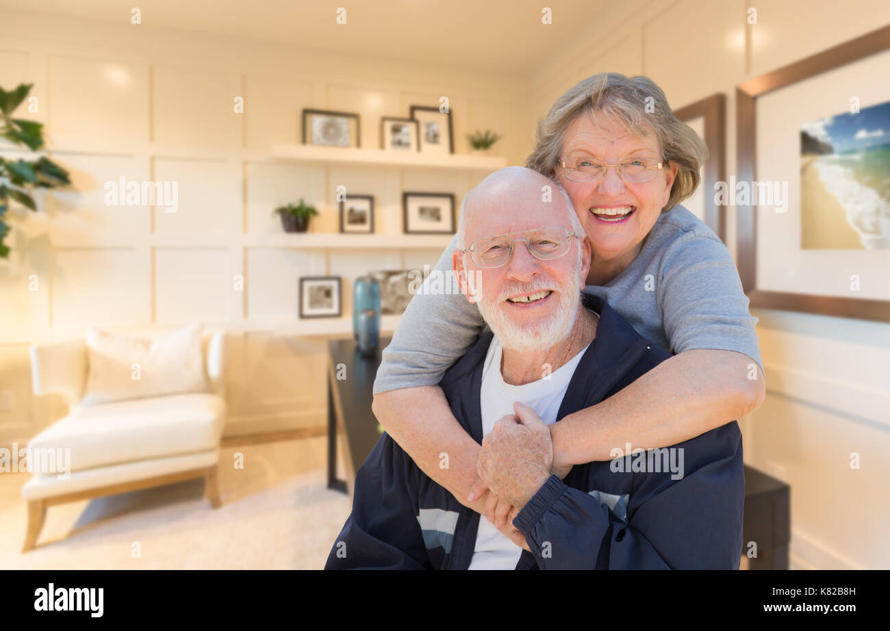 Amorevole coppia senior all'interno del loro ufficio a casa. Foto Stock