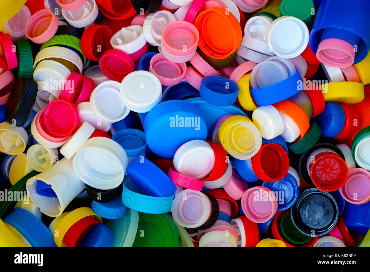 Raccolta di plastica colorati i tappi di bottiglia Foto stock - Alamy
