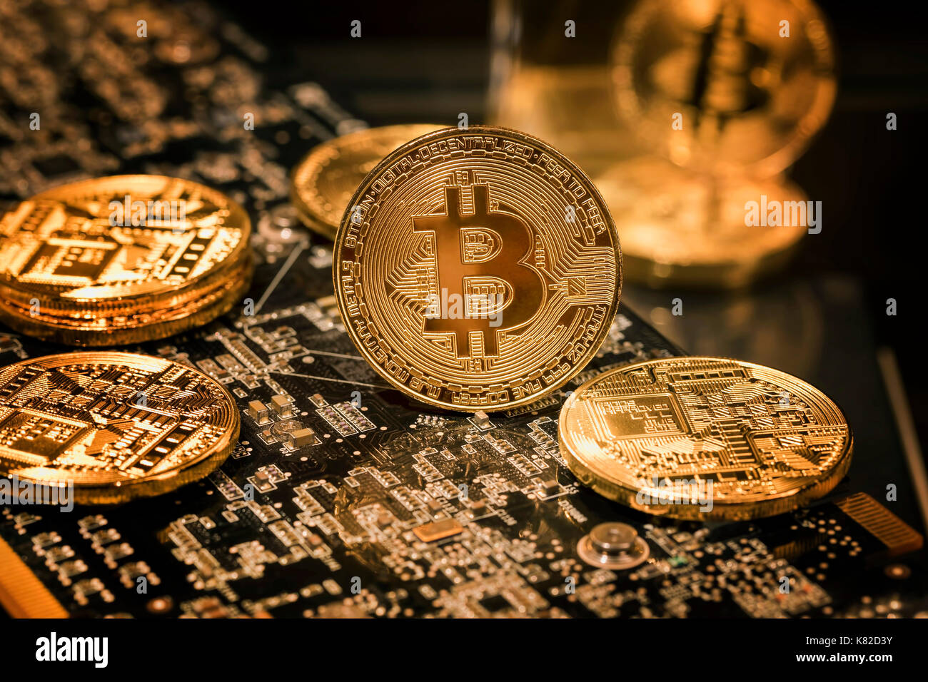 Vista di una pila di bitcoins sullo sfondo dei regimi electronick - blockchain e cyber concetto di valuta Foto Stock