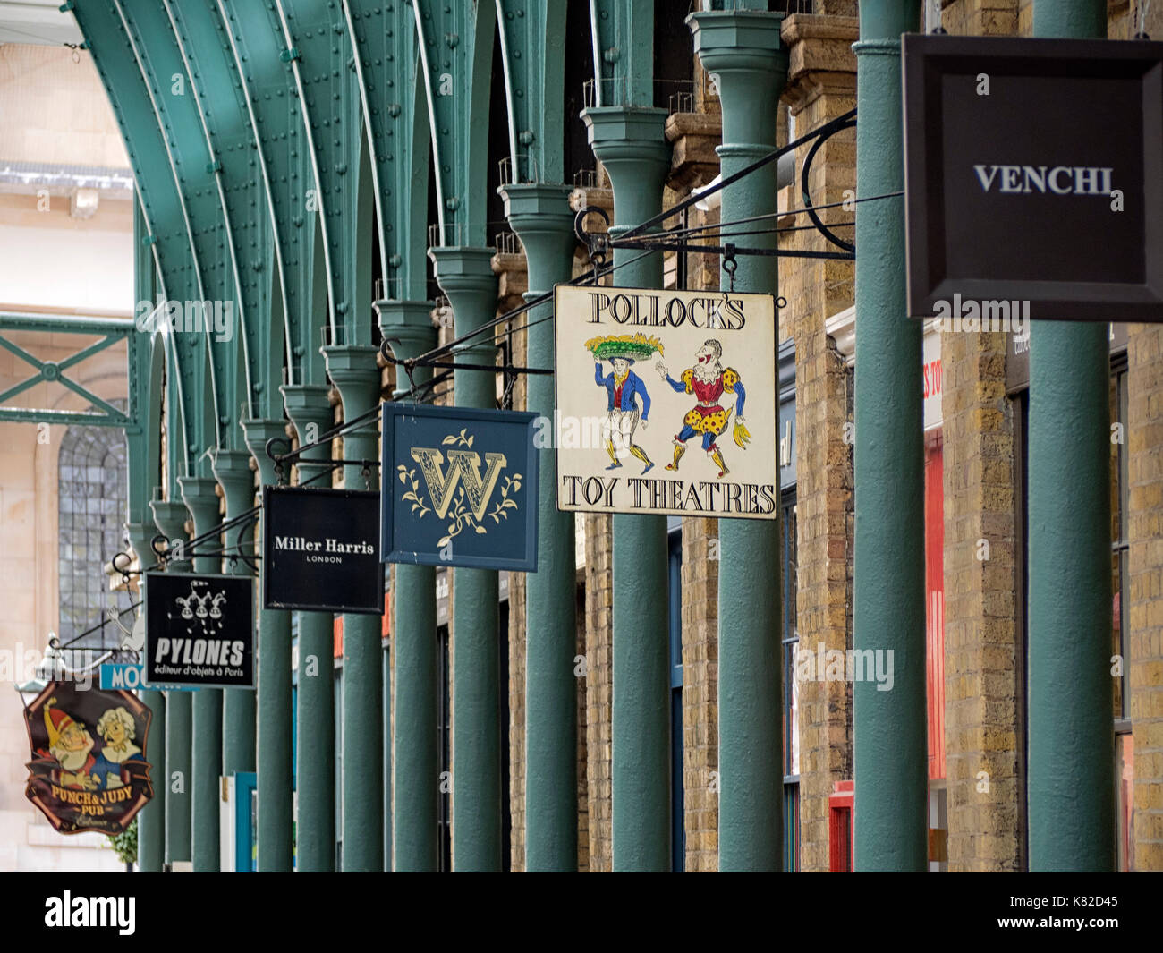 LONDRA, Regno Unito - 12 AGOSTO 2017: Vecchie colonne di ferro vittoriane e segni del negozio moderno nel mercato Apple a Covent Garden Foto Stock