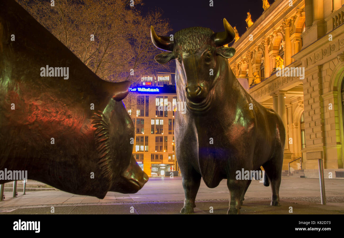 Frankfurt am Main, Assia Germania - 19 gennaio 2017 : il toro e orso statue presso la borsa valori di Francoforte a Francoforte in Germania. Foto Stock