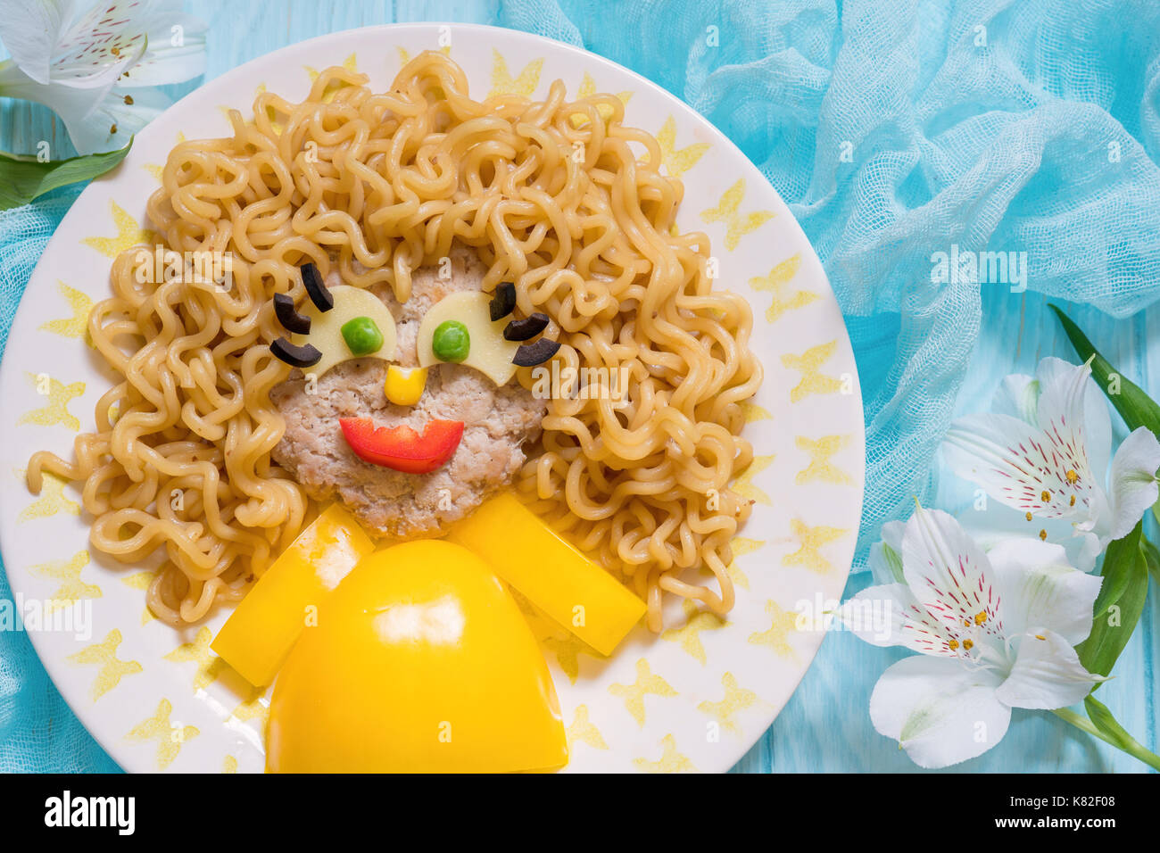 Cibo divertente faccia con cotoletta, pasta e verdure Foto Stock