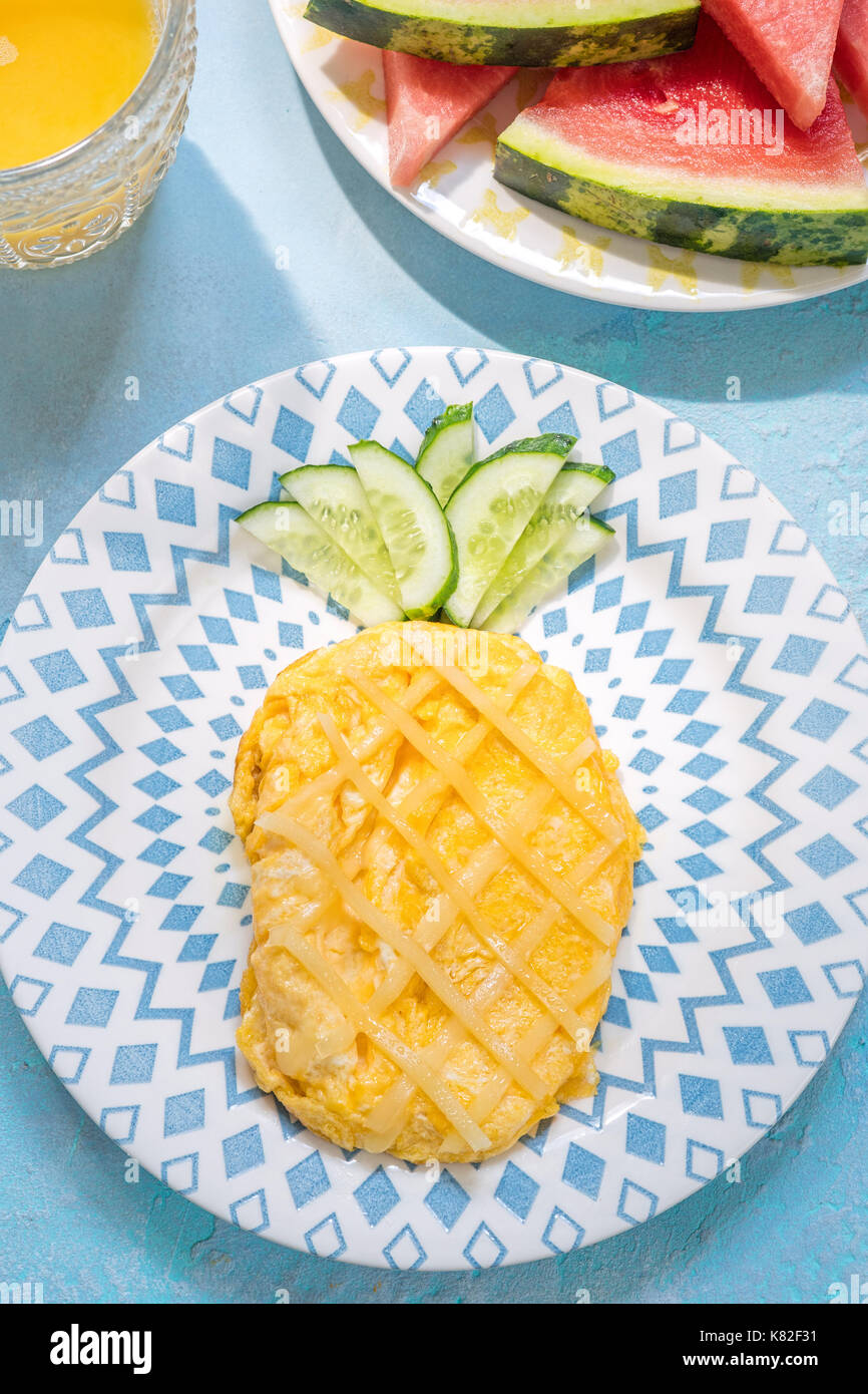 Divertente la prima colazione per i bambini - omelette guardare come ananas Foto Stock