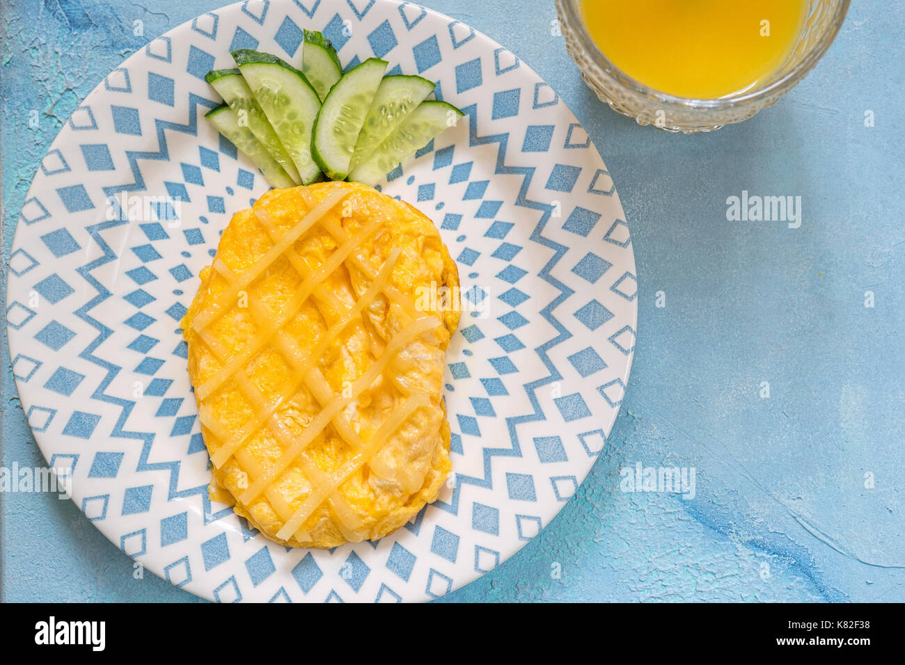 Divertente la prima colazione per i bambini - omelette guardare come ananas Foto Stock