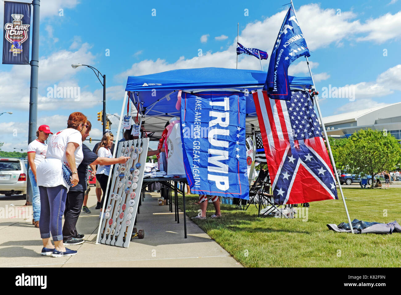 Trump sostenitori in un outdoor stand di souvenir che conduce ad un post-elezione trump rally in youngstown, Ohio, Stati Uniti d'America. Foto Stock
