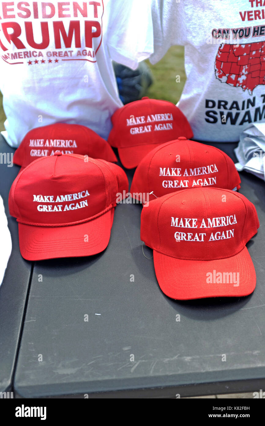 Negozio di souvenir sostengono il presidente trump in vendita ad un post-elezione politica dei rally in youngstown, Ohio, Stati Uniti d'America. Foto Stock