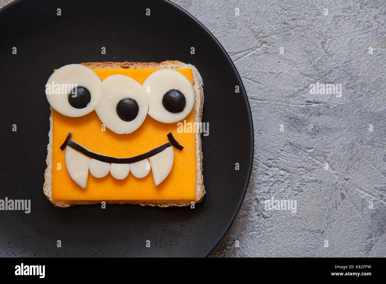 Sandwich divertente per i bambini il pranzo su un tavolo Foto Stock