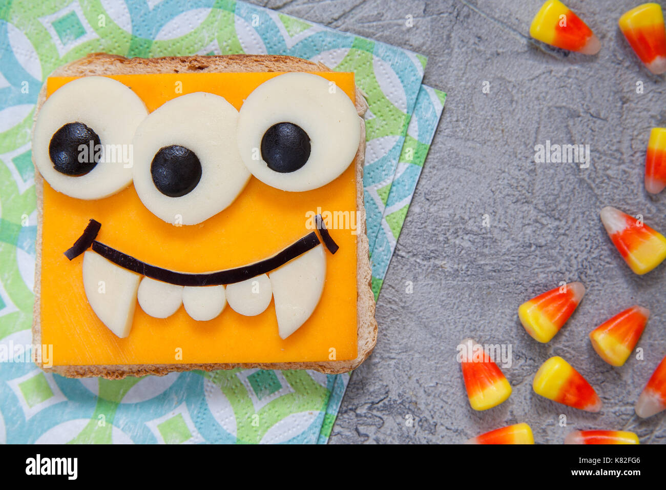 Sandwich divertente per i bambini il pranzo su un tavolo Foto Stock