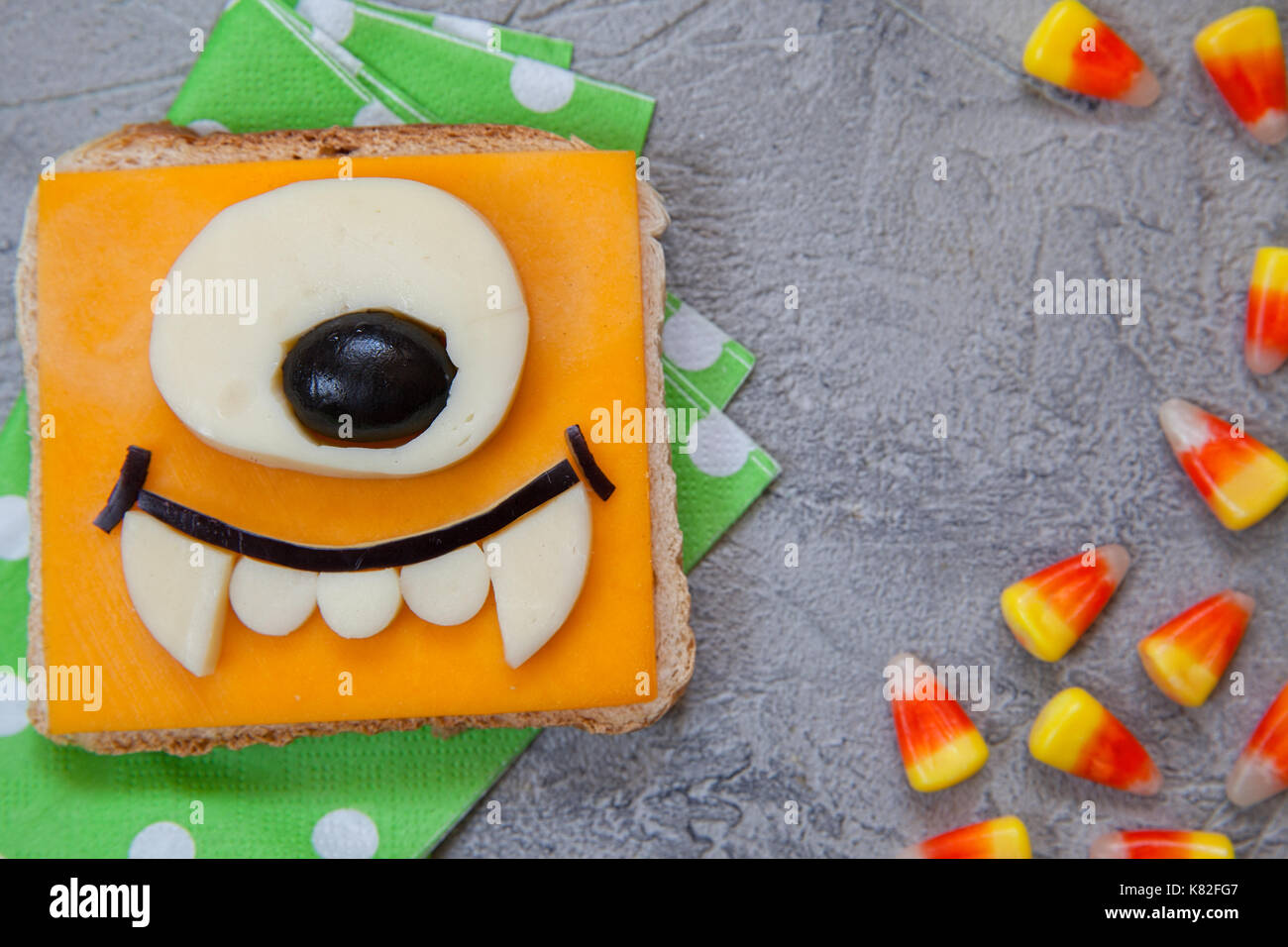 Sandwich divertente per i bambini il pranzo su un tavolo Foto Stock