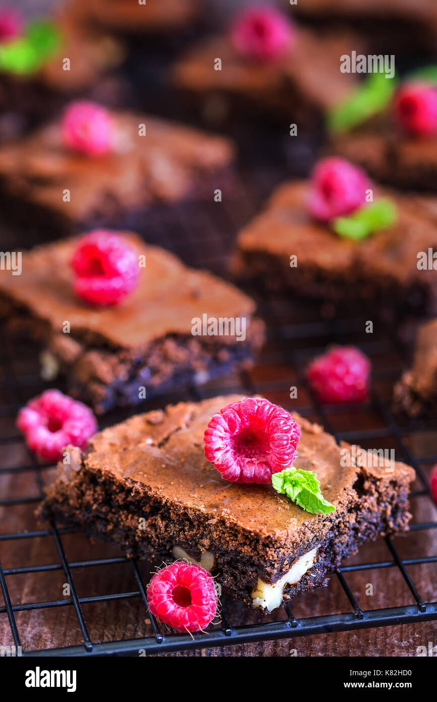 Brownie piazze decorate con lamponi freschi e foglie di menta Foto Stock
