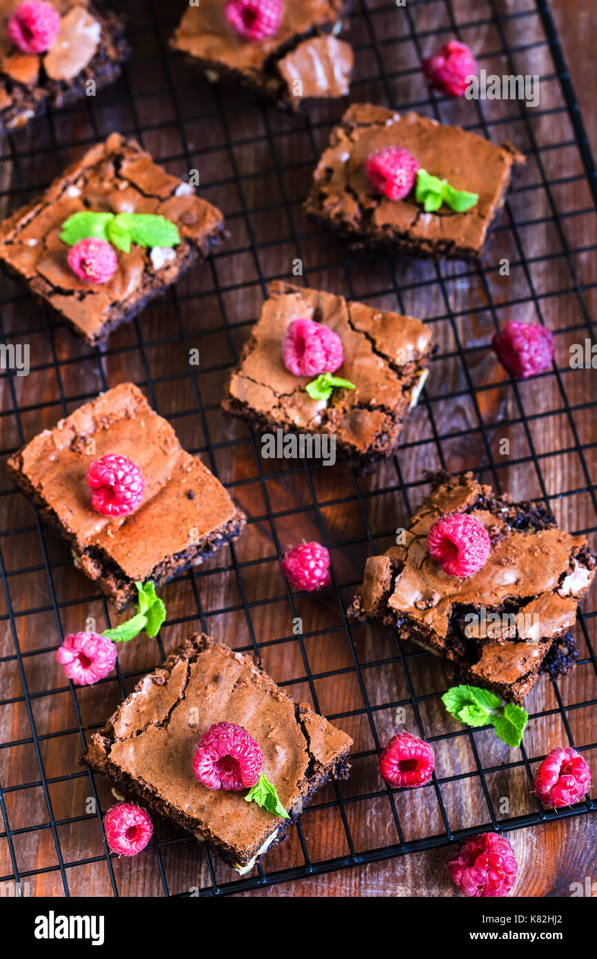 Brownie piazze decorate con lamponi freschi e foglie di menta Foto Stock