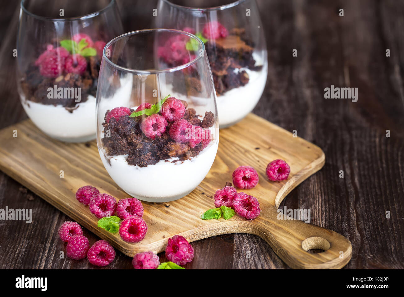 Lampone e cioccolato inezia deserto su sfondo di legno Foto Stock
