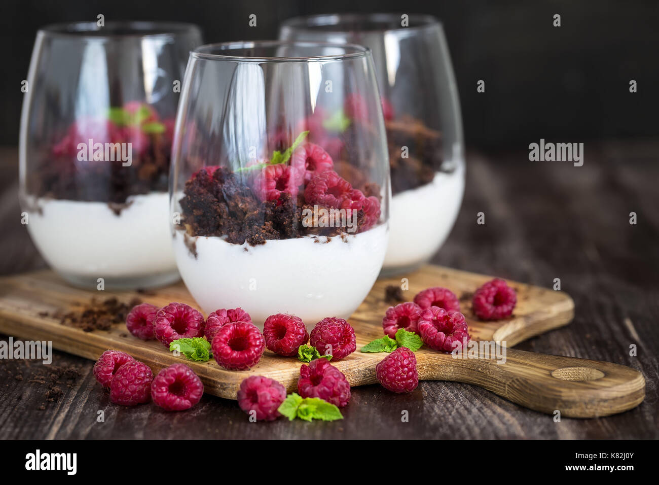 Lampone e cioccolato inezia deserto su sfondo di legno Foto Stock