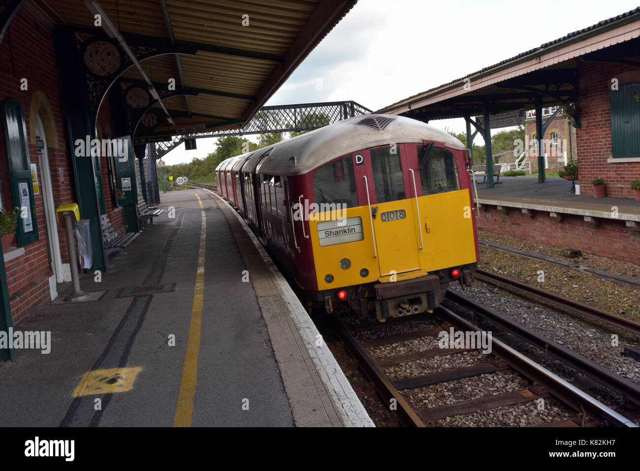 Un'isola principale linea ferroviaria della linea di treno sulla isola di Wight uk usando un vecchio Bakerloo line della metropolitana treno alla stazione di brading patrimonio museo ferroviario. Foto Stock