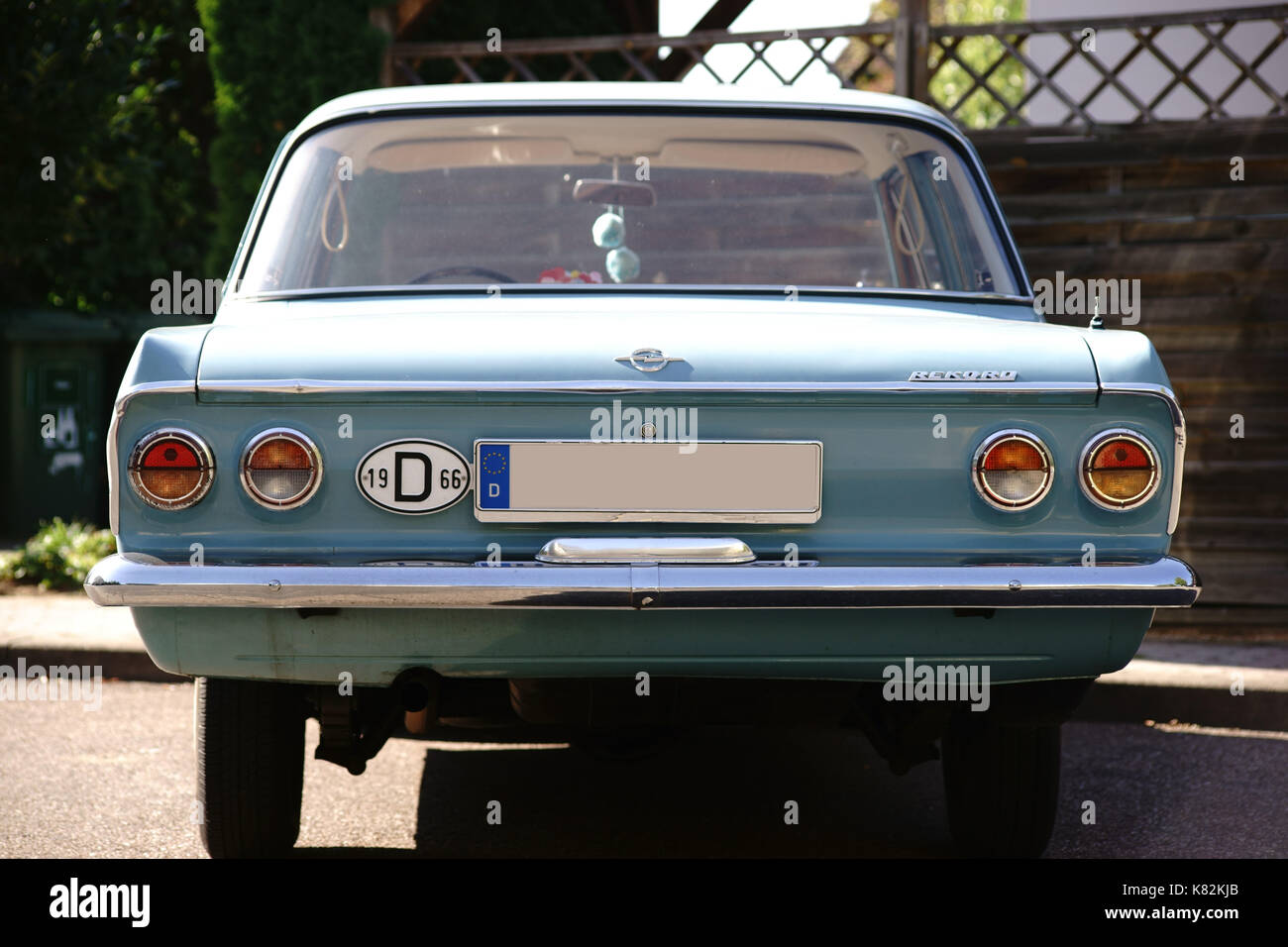 Mainz, Germania - 29 agosto 2017: la vista posteriore di una vecchia auto d'epoca, Opel record in un parcheggio su agosto 29, 2017 a Mainz. Foto Stock