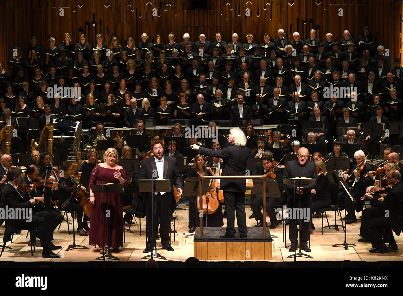 Solo uso editoriale Sir Simon Rattle conduce di Berlioz, 'La dannazione di Faust' presso il Barbican come parte del suo lancio celebrazione "è questo battito' come direttore musicale della Orchestra sinfonica di Londra. press association. picture Data: domenica 17 settembre 2017. Questo battito è eseguito presso il Barbican Centre, lso san Luca e la Guildhall School di milton corte concert hall fino a settembre 24. Foto di credito dovrebbe leggere: Doug peters/pa filo Foto Stock