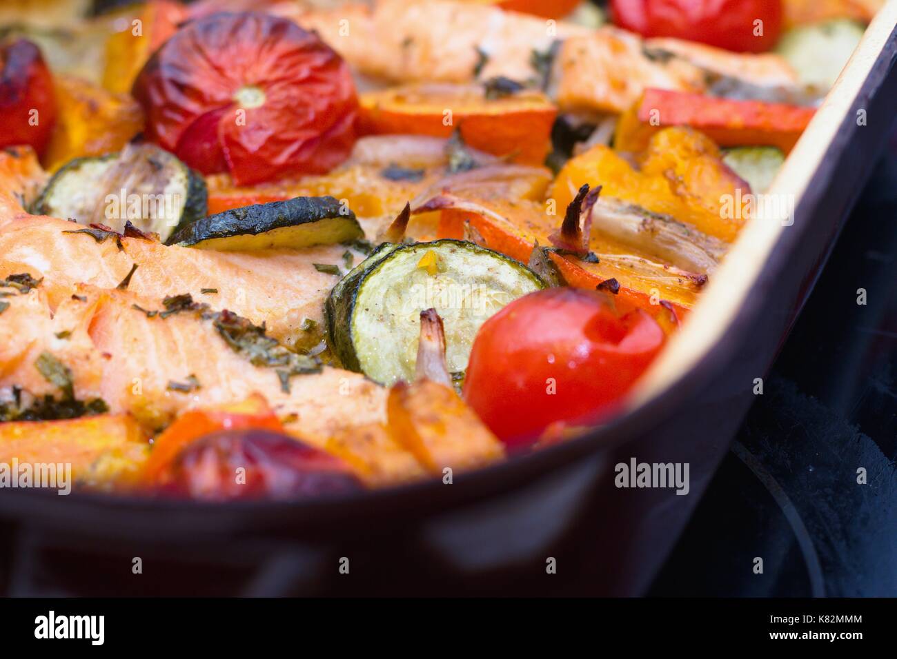 In casa di salmone arrosto e verdure in una teglia da forno Foto Stock