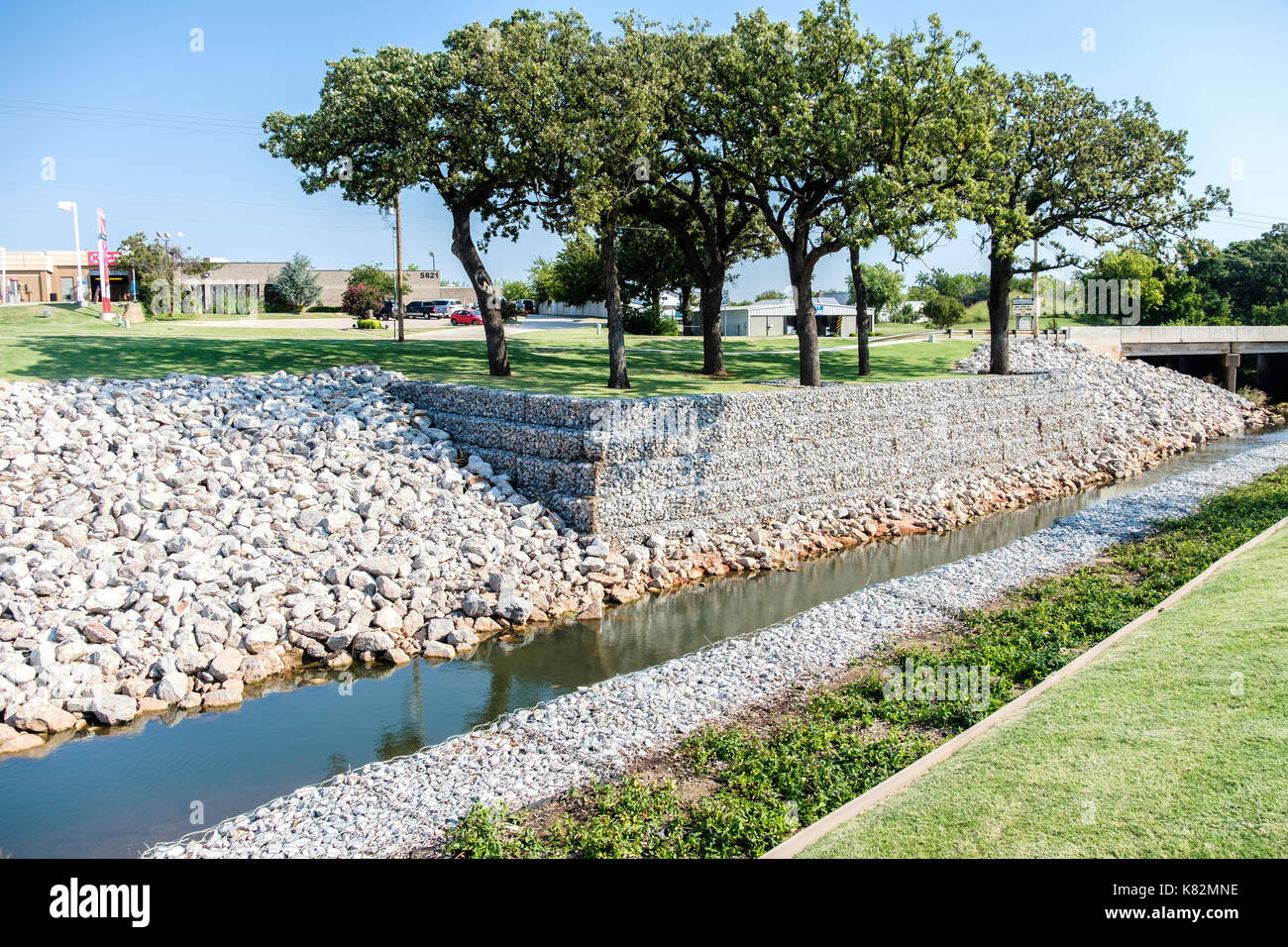 Rip-rap pietre di puntellamento di un canale di drenaggio in Oklahoma City, Oklahoma, Stati Uniti d'America. Foto Stock
