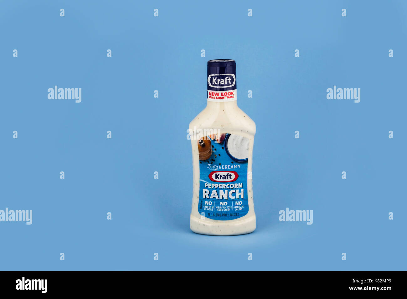Una plastica squeeze bottiglia di Peppe Kraft Ranch dressing su uno sfondo blu. Oklahoma, Stati Uniti d'America. Foto Stock