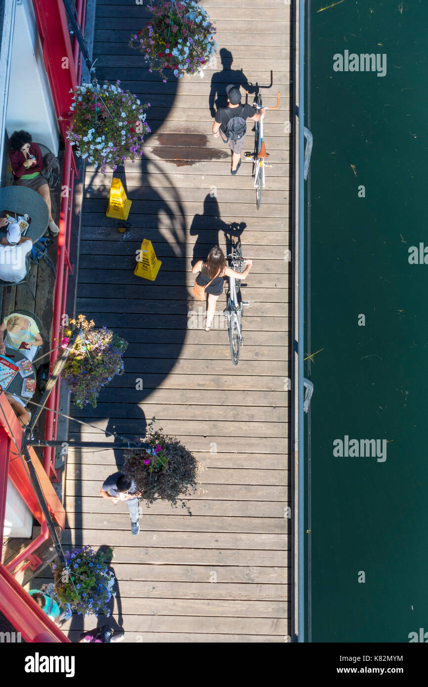 I visitatori e i pedoni godetevi il Waterside ristoranti e bistro presso il Lonsdale Quay Market in North Vancouver British Columbia. Foto Stock