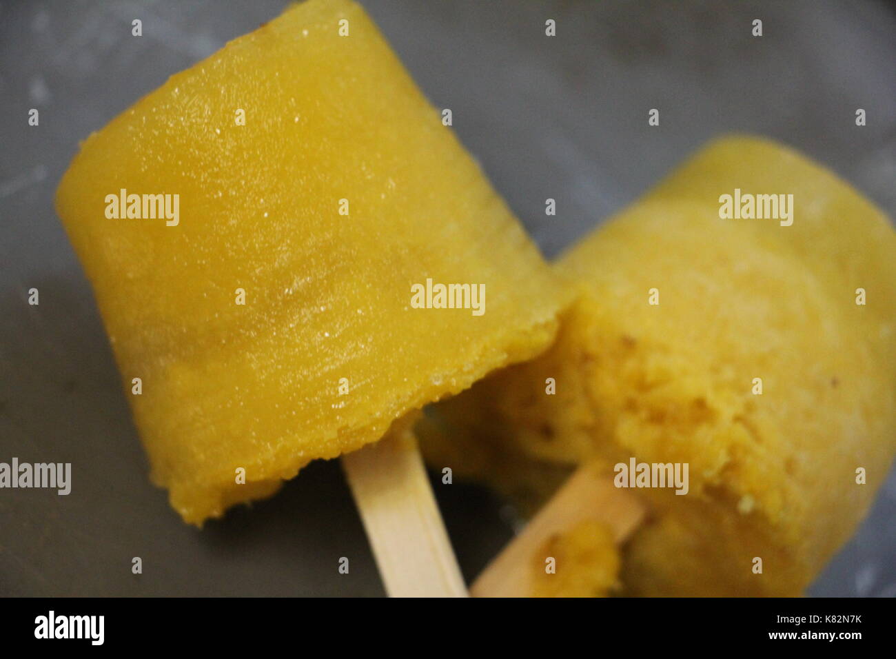 In casa popsicles giallo Foto Stock