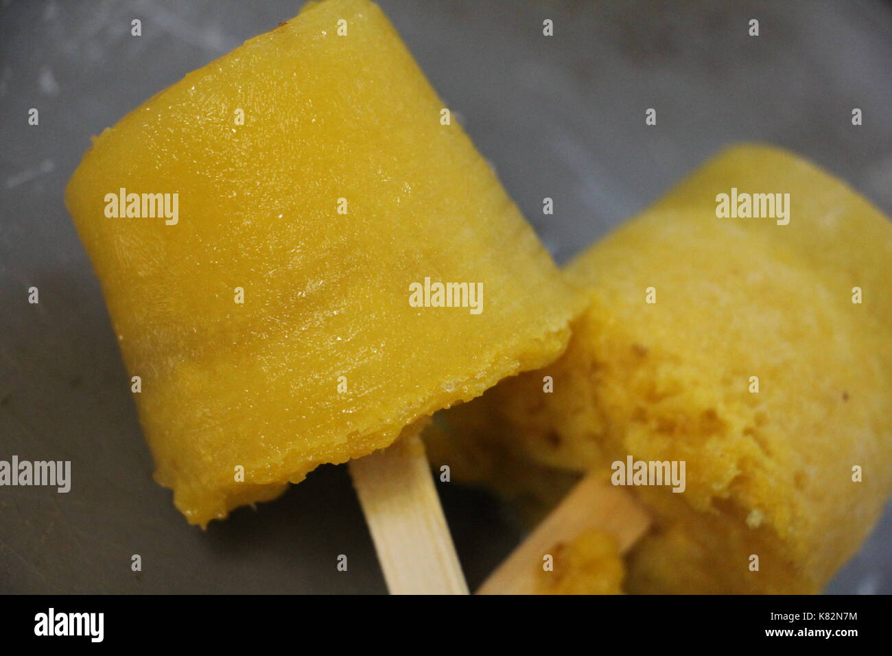 In casa popsicles giallo Foto Stock