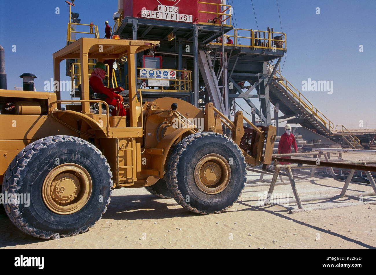 Foratura per olio in Arabia deserto vicino Abqaiq, da Le Mille e Una compagnia di trivellazione, assunti dalla Saudi Aramco, i mondi più grande produttore di petrolio. Foto Stock