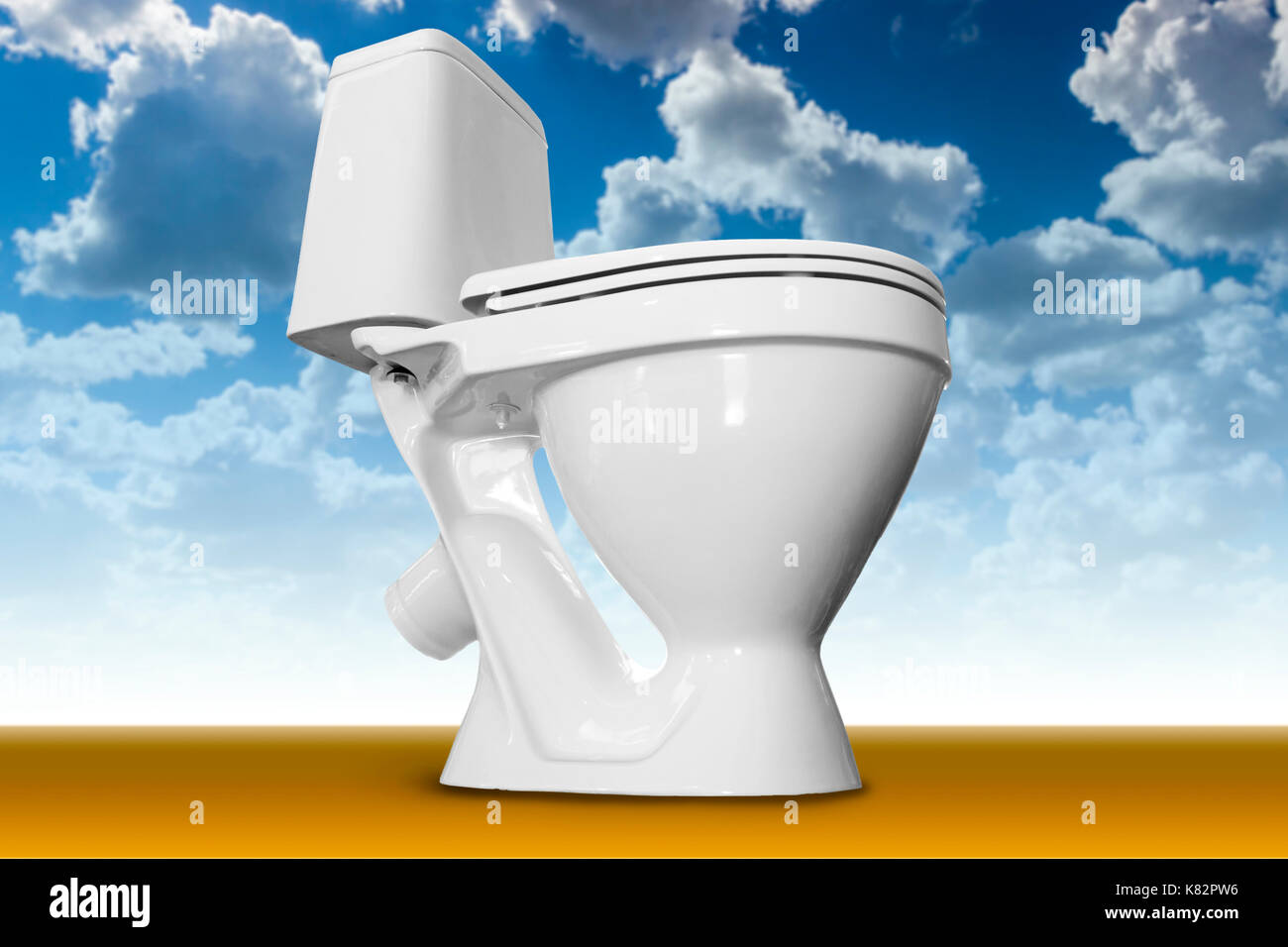 White water close-up contro il cielo come un'astrazione. Foto Stock