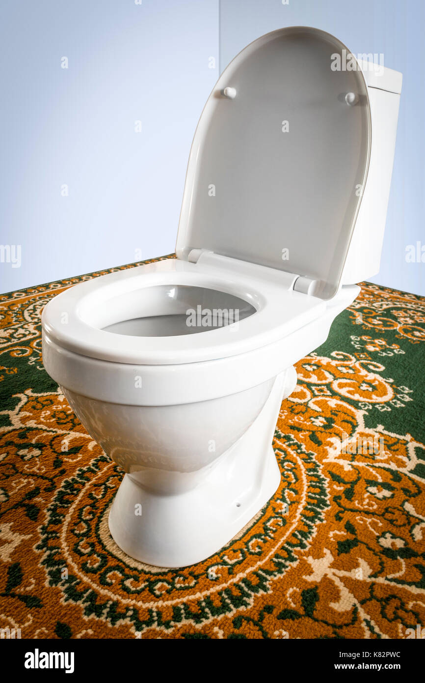 White water close-up sul tappeto nel centro della stanza come un'astrazione. Foto Stock