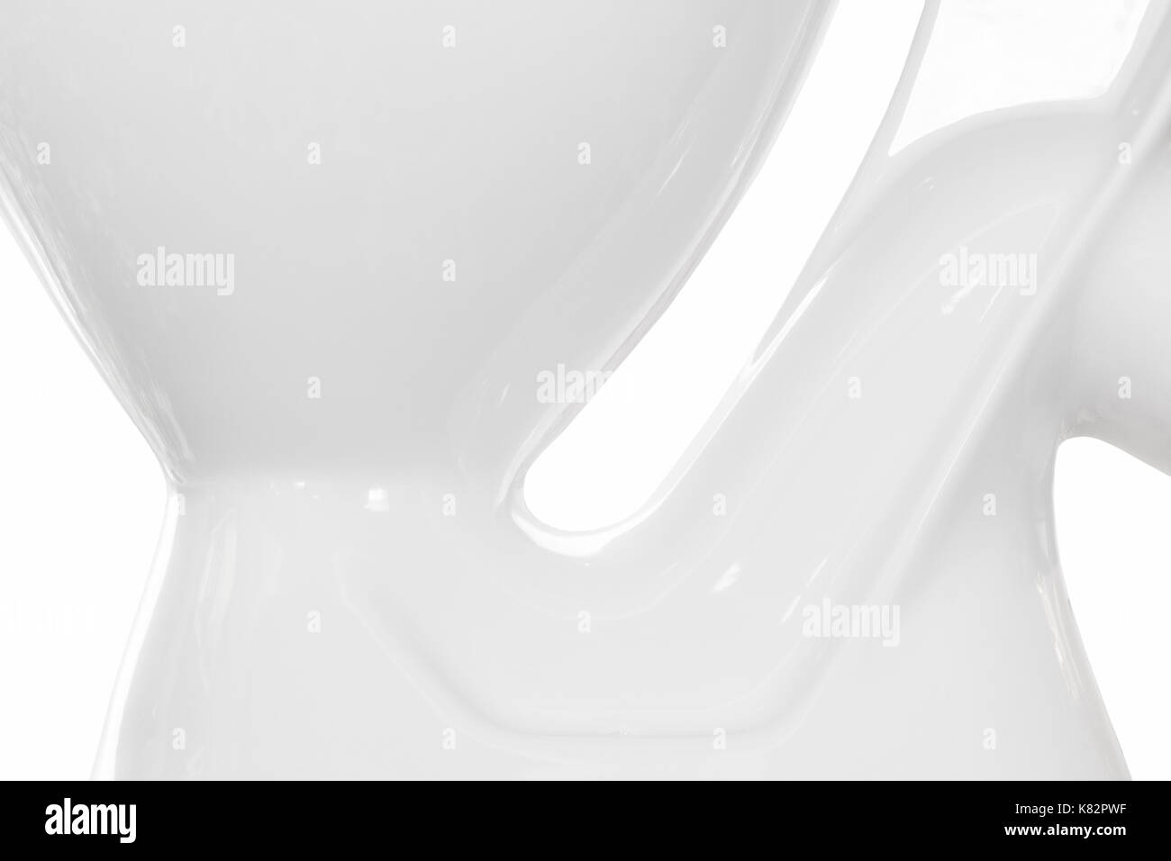 Parte di white water close-up su sfondo bianco. Foto Stock