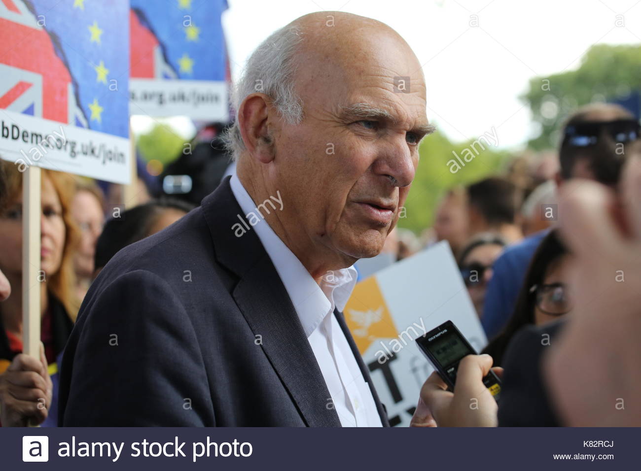 Leader del Partito europeo dei liberali democratici vince il cavo, essendo intervistato a Londra prima di un anti-Brexit rally. Foto Stock