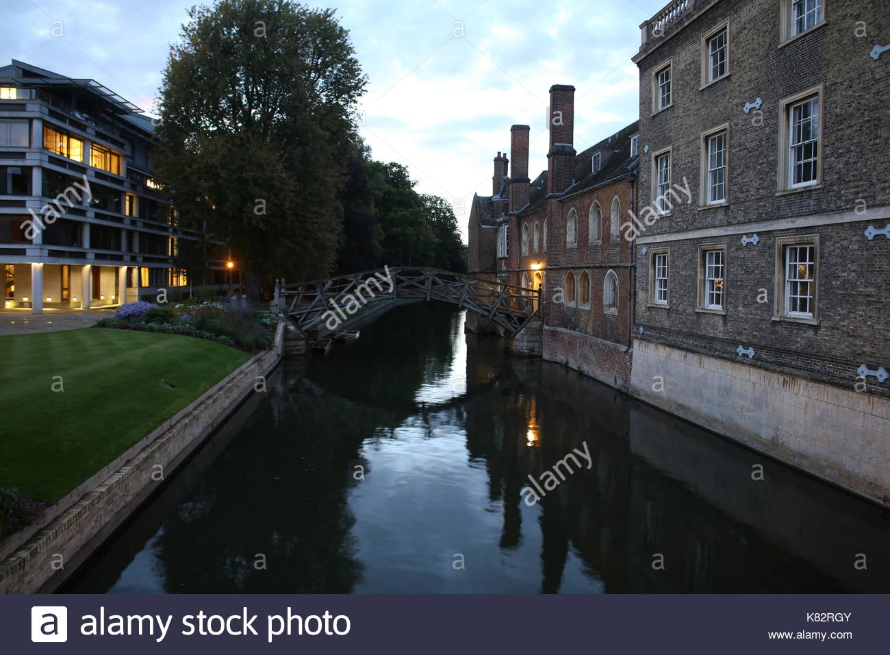 Le ombre della sera a depositare su una scena urbana a Cambridge, Inghilterra Foto Stock