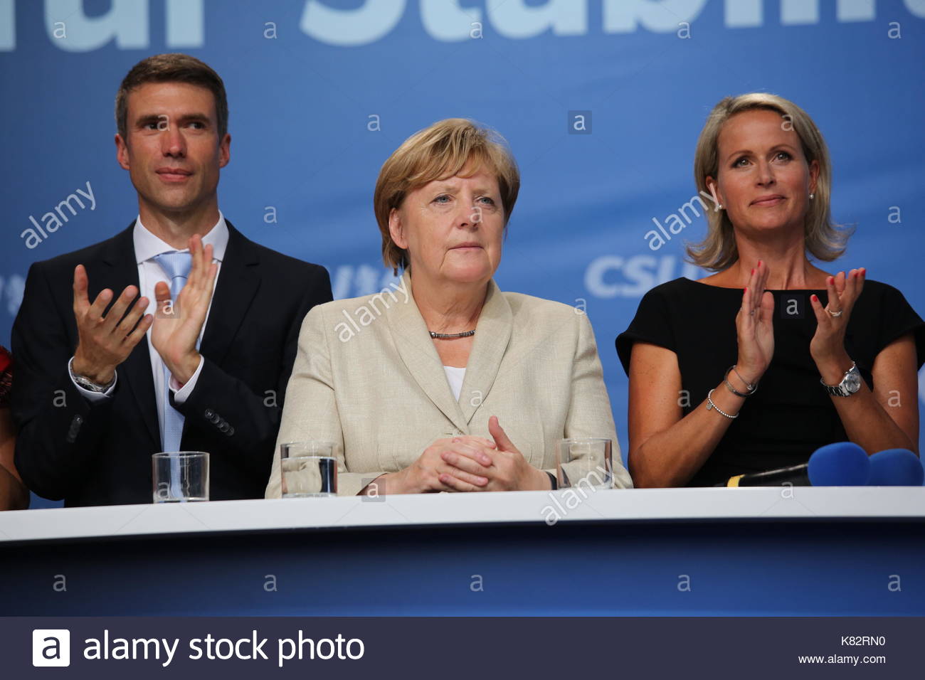 Angela Merkel prende parte a una discussione durante una campagna elettorale evento in Baviera, Germania Foto Stock