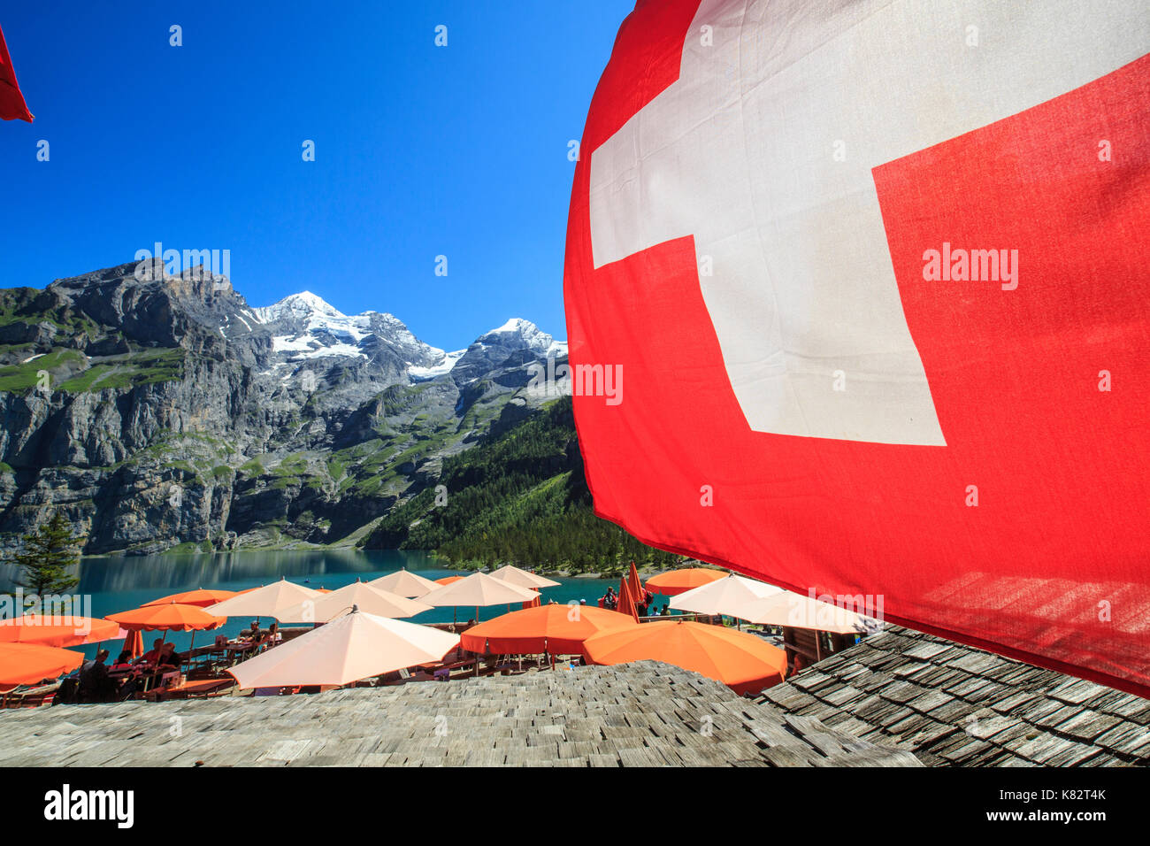 I turisti relax al lago oeschinensee Oberland bernese kandersteg cantone di Berna in Svizzera Europa Foto Stock