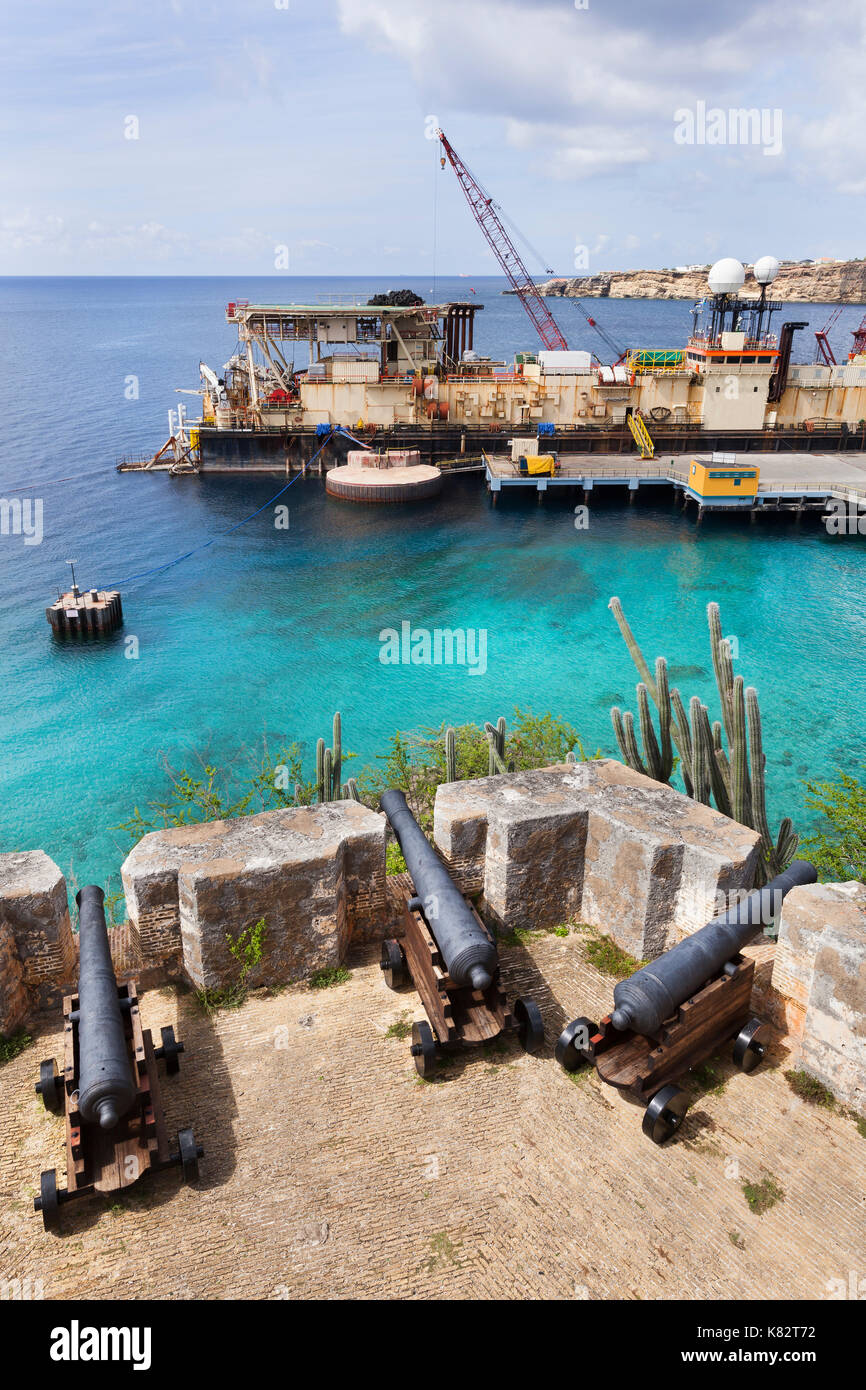 Sembra che il settore è protetto dai vecchi cannoni di fort Beekenburg su Curacao Foto Stock