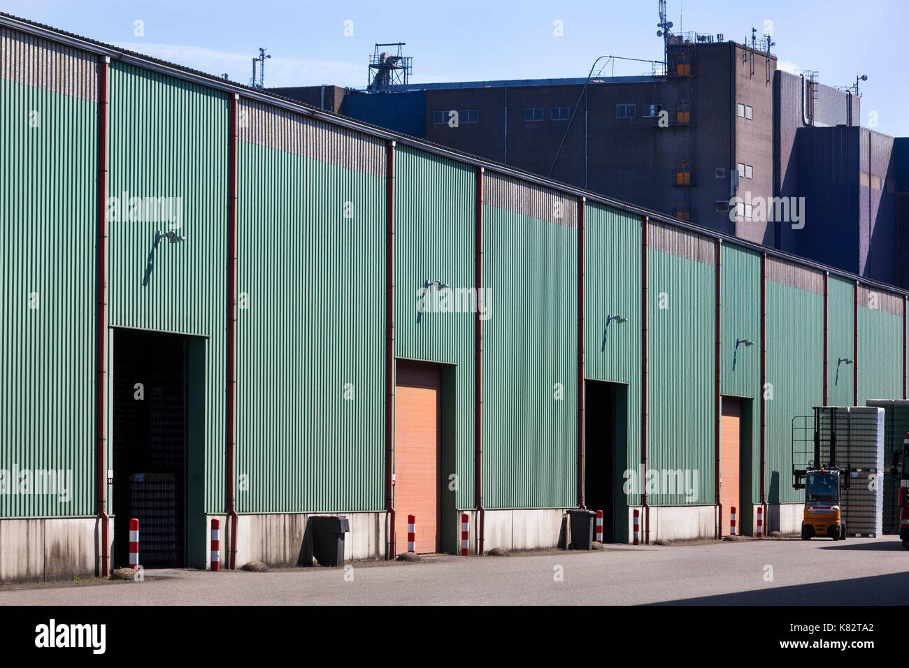 Antichi verde ferro corrugato warehouse in Paesi Bassi Foto Stock