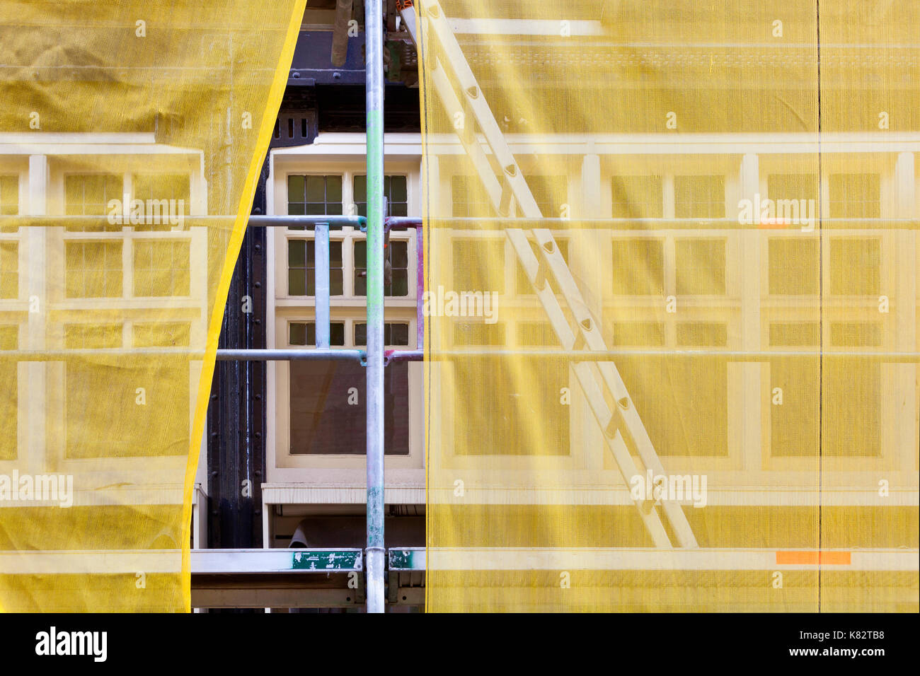 Ponteggio con giallo reti di sicurezza durante i lavori di ristrutturazione di un edificio a Rotterdam nei Paesi Bassi Foto Stock