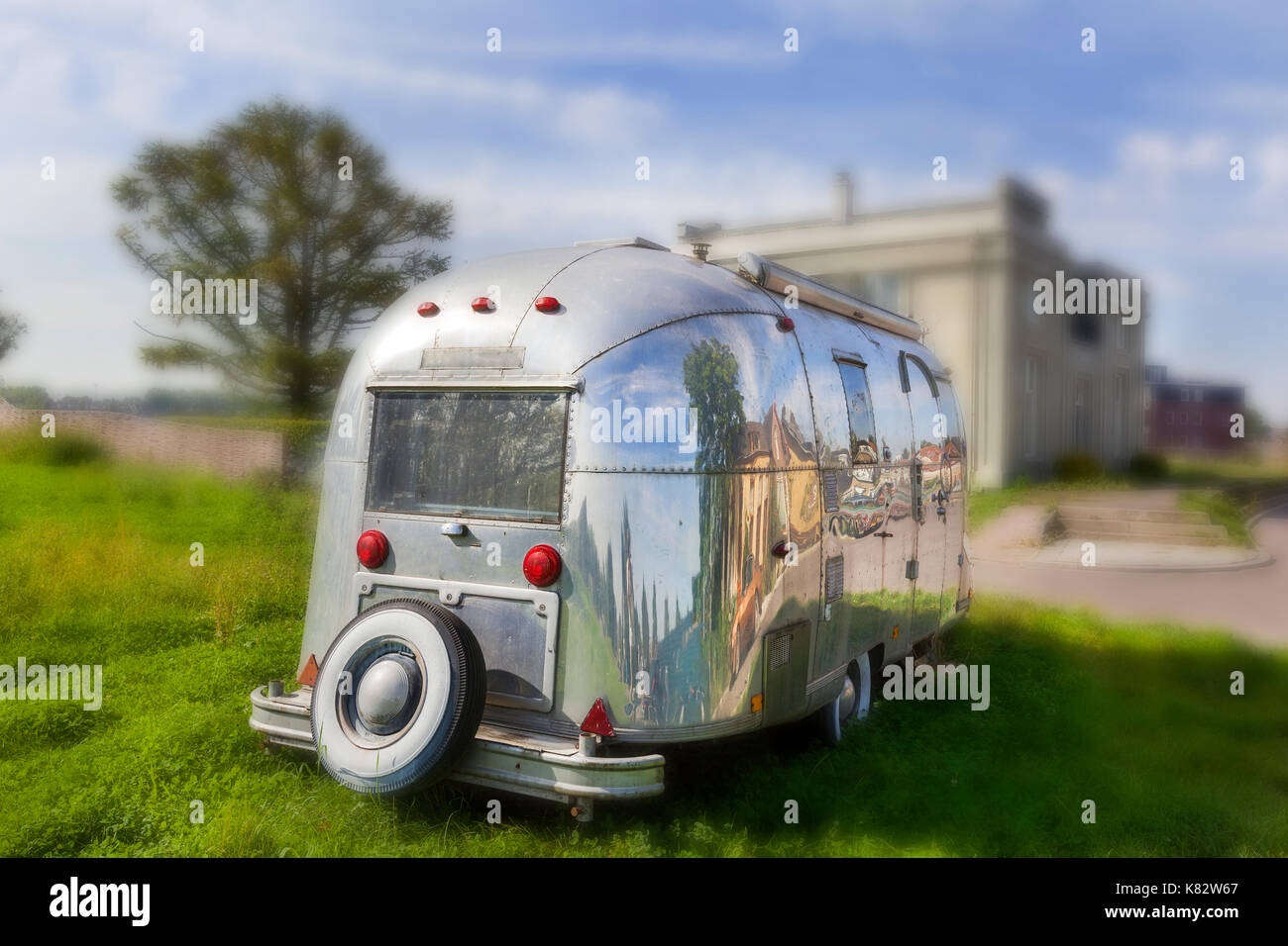 Vintage americano trailer in alluminio con una sognante morbido effetto di messa a fuoco Foto Stock