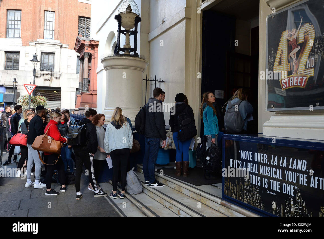 Le persone al di fuori della coda Theatre Royal Drury Lane di Londra come le audizioni aperte per il musical 42nd street. Foto Stock