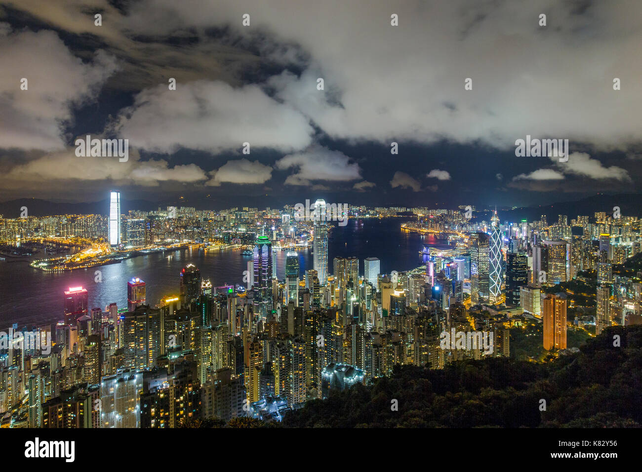 Skyline della città e del porto di Victoria visto dal Victoria Peak, Hong Kong, Cina Foto Stock