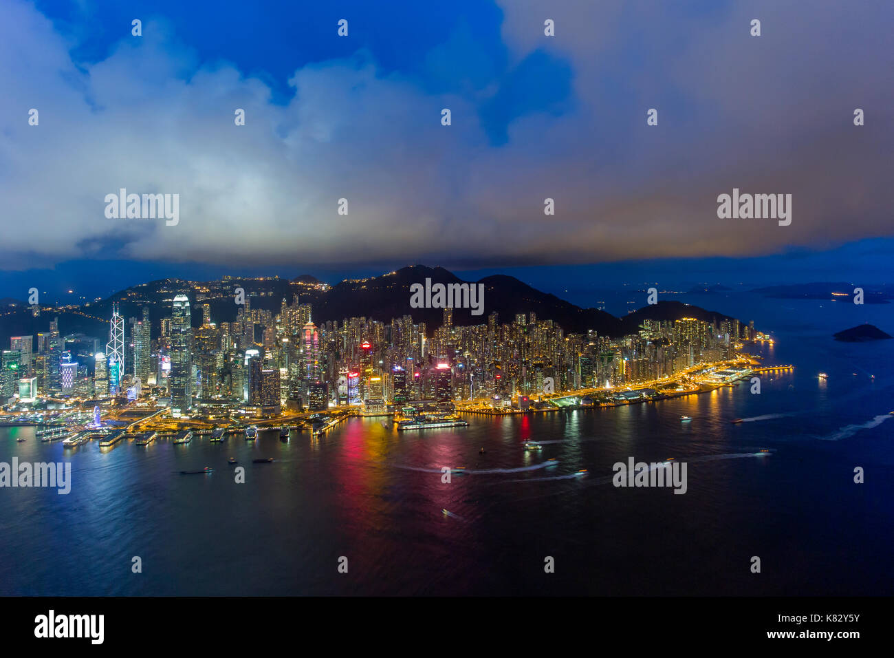 Vista in elevazione, il porto e il distretto centrale dell'Isola di Hong Kong e il Victoria Peak di Hong Kong, Cina Foto Stock