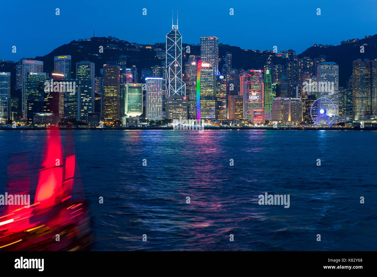 Skyline di Hong Kong visto dal lato di Kowloon del Porto di Hong Kong, Cina, Asia Foto Stock