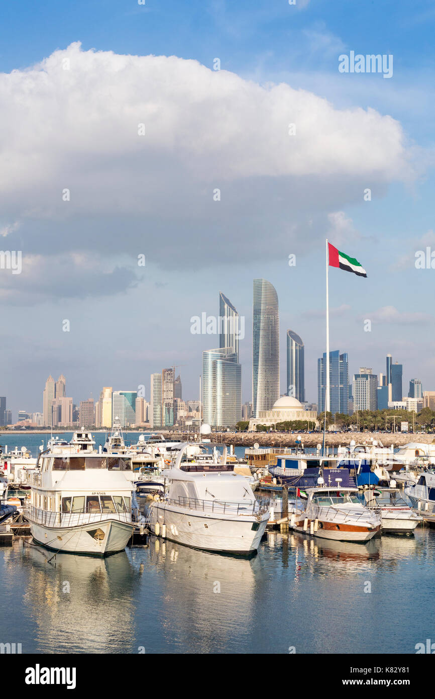 Moderno skyline della città e Marina, Abu Dhabi, Emirati Arabi Uniti, Emirati arabi uniti Foto Stock