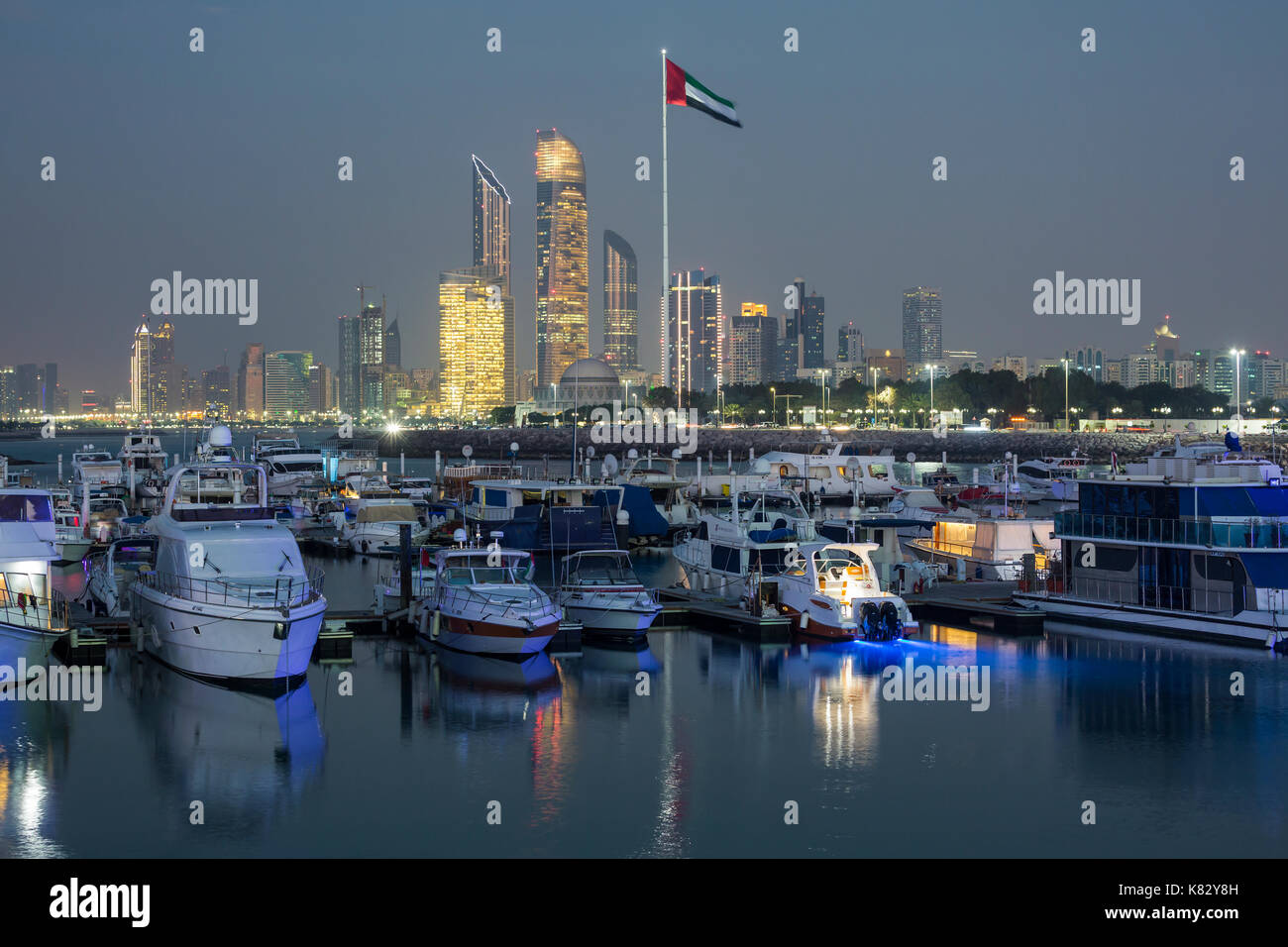 Moderno skyline della città e Marina, Abu Dhabi, Emirati Arabi Uniti, Emirati arabi uniti Foto Stock