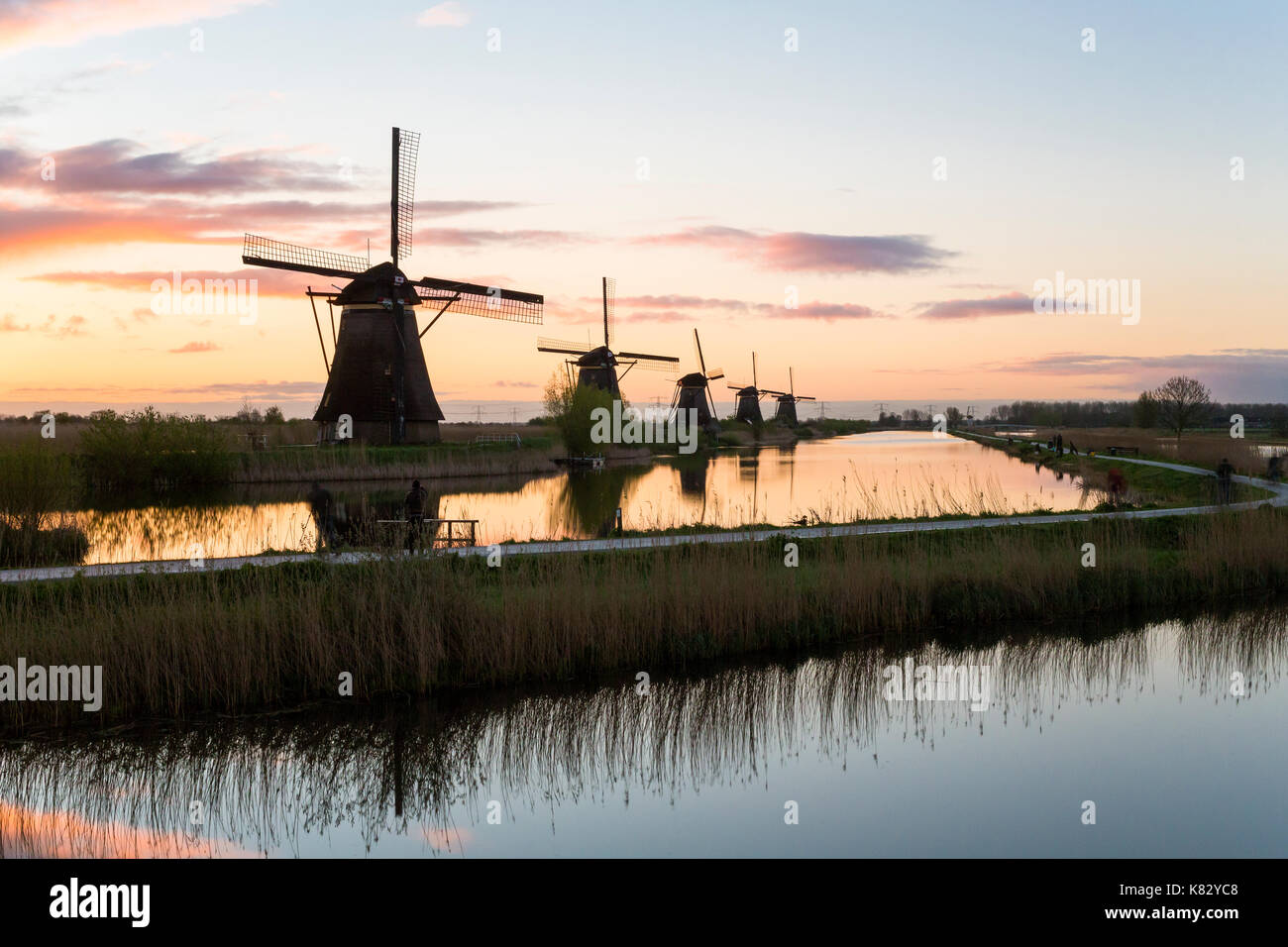 Mulini a vento, Kinderdijk, Sito Patrimonio Mondiale dell'UNESCO, Paesi Bassi, Europa Foto Stock