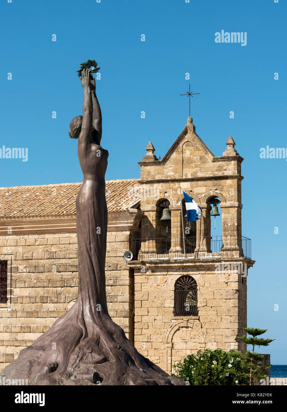 La statua della libertà e st nikolaos molou chiesa, Dionisios Solomos Square, Città di Zacinto, Grecia Foto Stock