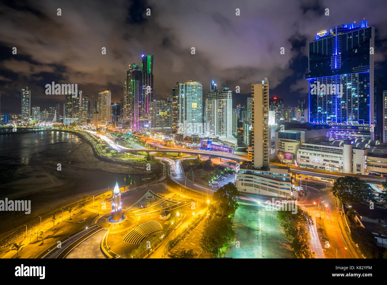 Skyline della città illuminata al crepuscolo, Panama City, Panama America Centrale Foto Stock