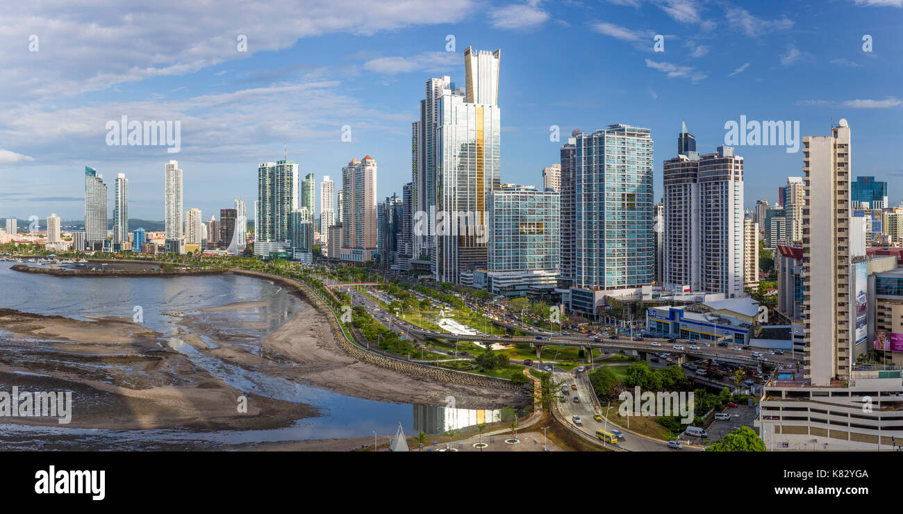 Lo skyline della citta', Panama City, Panama America Centrale Foto Stock