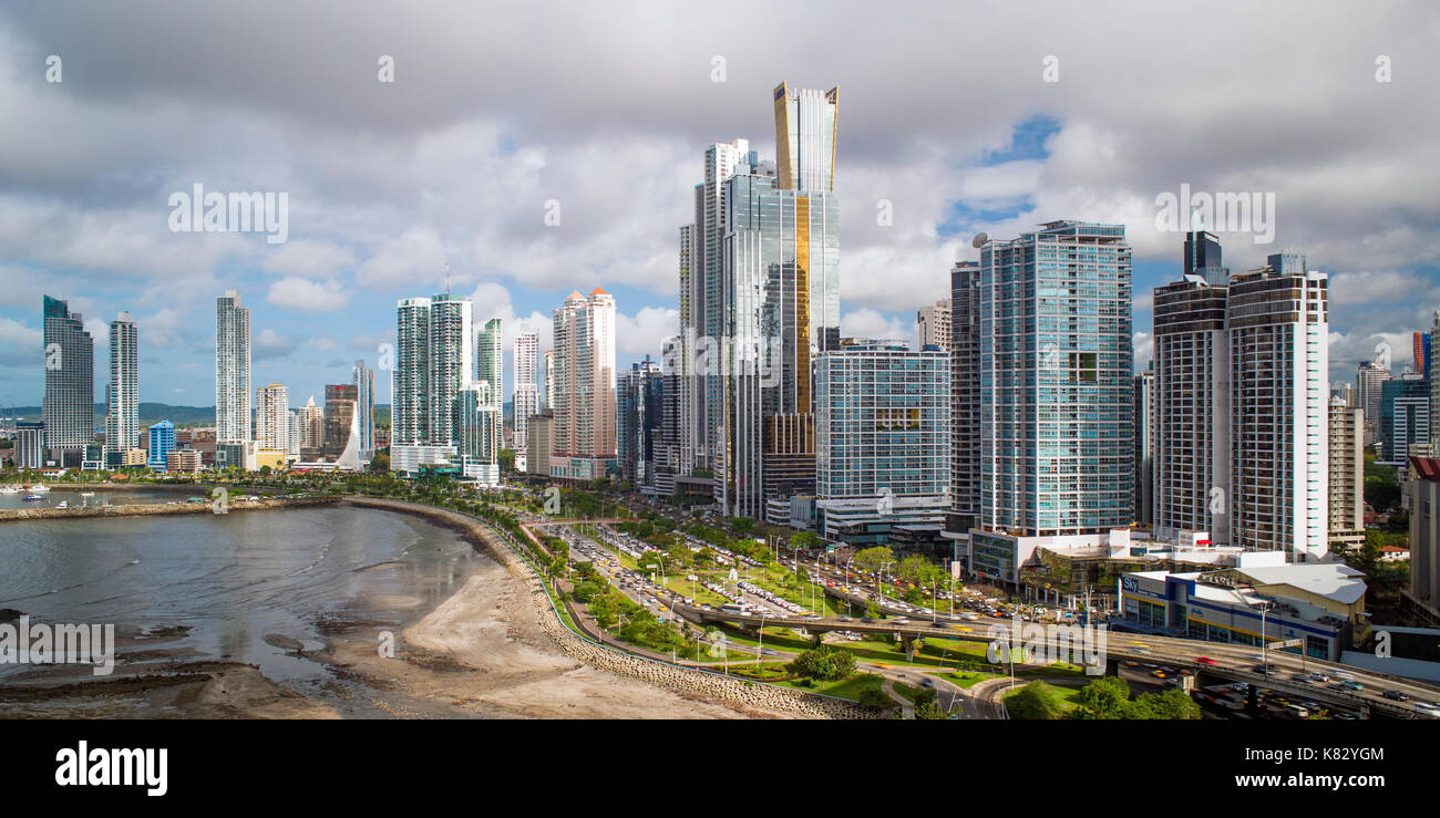 Lo skyline della citta', Panama City, Panama America Centrale Foto Stock